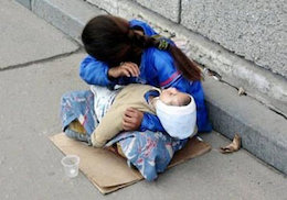 دختر ده ساله دو کودکش را اجاره میدهد!  تکدی گری