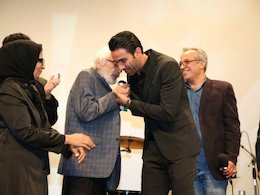 بوسه استاد مشایخی بر دست کاپیتان/تصاویر جواد نکونام و جمشید مشایخی