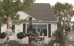 اجساد آویزان مقابل منزل مسکونی!+تصاویر  جشن هالووین