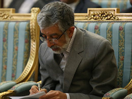 کاروانی با اسارت میرود با کوله بار غم/ من چو طفلی بر سر هر کوچه و بازار میگریم حدادعادل