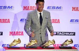 بوسه رونالدو بر کفش طلای جدیدش/عکس رونالدو و کفش طلا