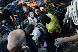 زایمان زن سوری در حال فرار از داعش!+تصاویر زن سوری در حال فرار از داعش