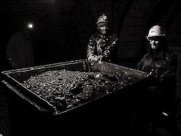 آقای وزیر تعاون! علت اصرار ۴۰ ساله بر خام فروشی معادن چیست؟
 زن در معدن