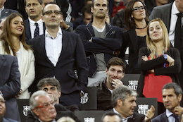 مسی روی سکو ها بازی بارسا را دید/عکس لیونل مسی