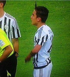 مدل موی عجیب یک فوتبالیست!/عکس مدل موی عجیب