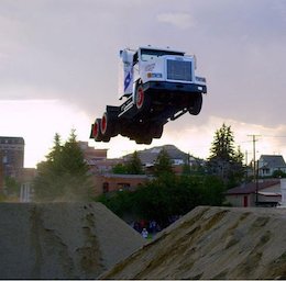 شکستن رکورد پرش با کامیون!+تصاویر پرش با کامیون