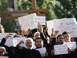 تجمع اعتراض‌آمیز مردم اصفهان به حضور جک استراو در ایران