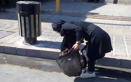 نذر تامل برانگیز بانوی شیرازی در عاشورا/عکس جمع کردن زباله