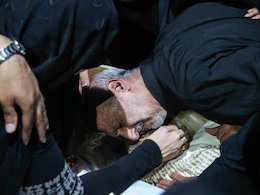 دیدار‌ خانواده های باقری و کریمی با پیکر شهیدانشان 