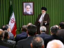 مذاکره با امریکا درباره مسائل منطقه معنا ندارد/ تصمیم گرفتن کشورهای دیگر درباره نظام حکومتی سوریه بدعتی خطرناک است رهبری/1*