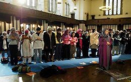 نمازجماعت مختلط با امام جماعت زن+عکس image.jpeg