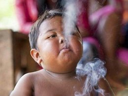 این کودک روزی ۴۰ نخ سیگار می کشد!/تصاویر کودک سیگاری