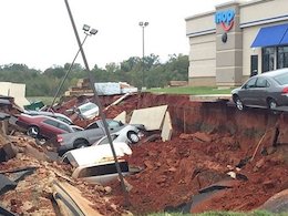 زمین مقابل یک رستوران چند خودرو را بلعید!+ تصاویر  نشست زمین