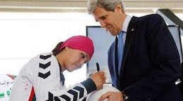 امضاگرفتن جان کری از فوتبالیست افغانی/عکس  جان کری و فوتبالیست افغانی