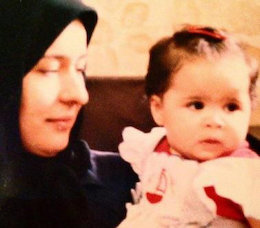 ملیکا شریفینیا ۲۹ سال پیش در آغوش مادرش/عکس آزیتا حاجیان