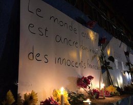 دسته گل تهرانی ها برای سفارت فرانسه+تصاویر سفارت فرانسه