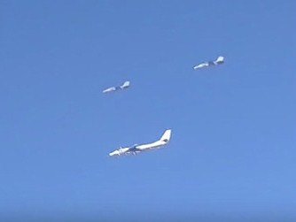 اسکورت بمب افکن های روسیه با جنگنده ایران/فیلم اسکورت بمب افکن های روسیه با جنگنده ایران