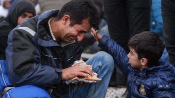 الهی هیچ فرزندی این لحظه را نبیند/تصاویر  گریه پدر سوری