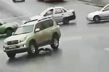 سرنوشت زنی که خودرو از روی آن رد شد!+تصاویر  تصادف