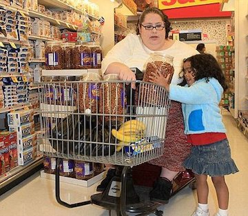 دختر۴ساله از مادر ۲۳۴ کیلویی اش نگهداری می کند!/عکس  چاق ترین مادر جهان