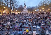 اعتراض در پاریس، با کفشهای جفت شده