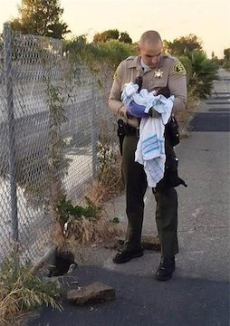 نجات معجزهآسای نوزاد زنده به گور شده+عکس  نجات نوزاد زنده به گور شده