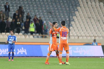 احترام نکونام به استقلال/عکس نکونام