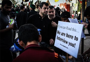 توزیع نامه رهبر انقلاب میان راهپیمایان خارجی اربعین+تصاویر توزیع نامه رهبر انقلاب