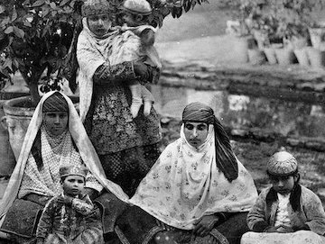 نخستین تظاهرات زنان ایرانی علیه بیگانگان تصاویر نایاب و تاریخی از زنان و دختران ایران در ۱۲۰ سال پیش!