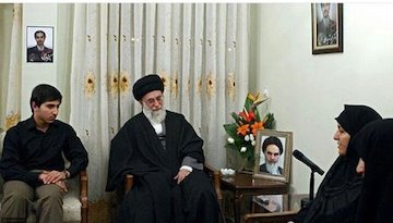 حضور رهبرانقلاب در منزل شهید شهریاری/عکس رهبرانقلاب