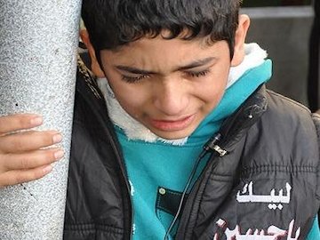 شفای کودک معلول در حرم امام حسین(ع)+تصاویر شفای کودک معلول