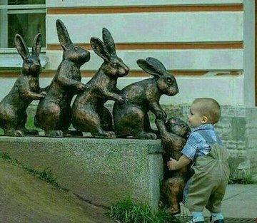 مهربانی یک کودک به یک مجسمه!/عکس  مهربانی کودکی به یک مجسمه حیوان