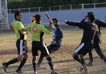 حمله خشن به داوران ایرانی!/عکس حمله به داوران