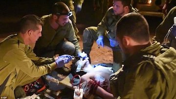 کماندوهای صهیونیست در حال مداوای یک تروریست!+تصاویر کماندوهای صهیونیست