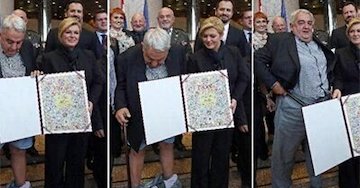 افتادن شلوار به هنگام دریافت جایزه از رئیس جمهور!/عکس  دریافت جایزه از رئیس جمهور