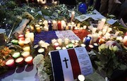 شمع روشن کردن برای کشته های پاریس