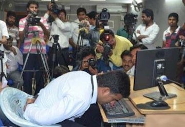 تایپ سریع با بینی!!/عکس  تایپ با بینی