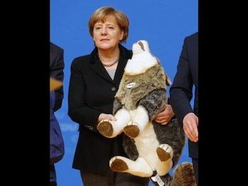 عروسکی که آنگلا مرکل بغل کرد!/عکس مرکل43