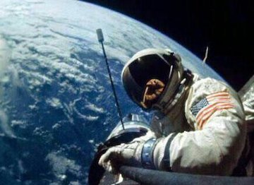 زیباترین سلفی ۲۰۱۵/عکس  سلفی در فضا