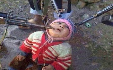 کودکی که از سه طرف محاصره شده است!/عکس محاصره کودک