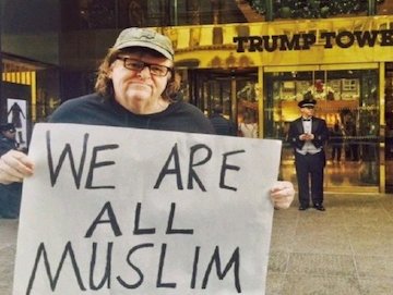 کارگردان مشهور تحصن کرد/عکس مایکل مور