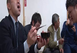 مردان باید تا حد مرگ غذا بخورند!/عکس مراسم ژاپنی