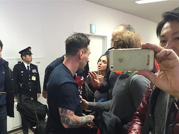 کتککاری مسی در فردوگاه توکیو!/عکس لیونل مسی