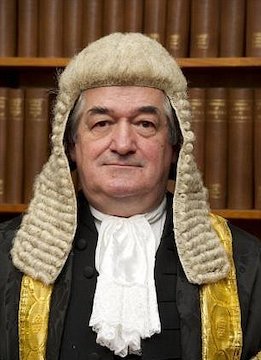 خدمت قاضی انگلیسی به زن داعشی!/عکس  قاضی انگلیسی