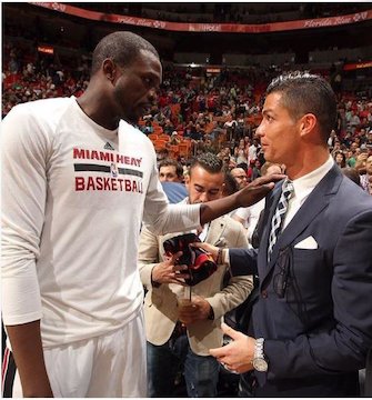 رونالدو وسط زمین بازی بسکتبال/عکس رونالدو