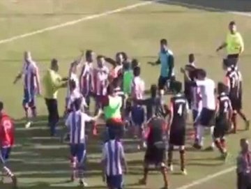 درگیری زشت و وحشیانه در زمین فوتبال!/تصاویر درگیری در فوتبال