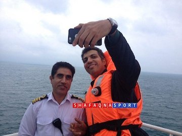 فردوسی پور و تیم اش در جزیره خارک/عکس فردوسی پور