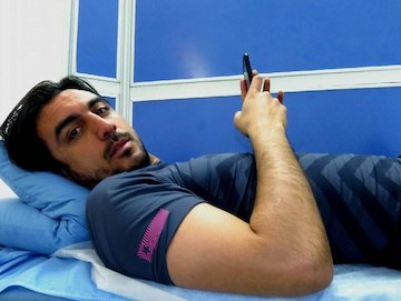 موبایل بازی رحمتی در اتاق ریکاوری/عکس  رحمتی