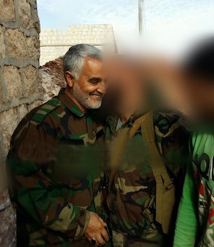 سردار سلیمانی با لباس نظامی در سوریه/تصاویر قاسم سلیمانی