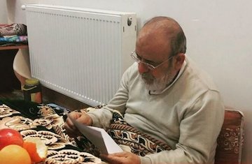 مطالعه استاد اخلاق کشورمان زیر کرسی/عکس شیخ حسین انصاریان